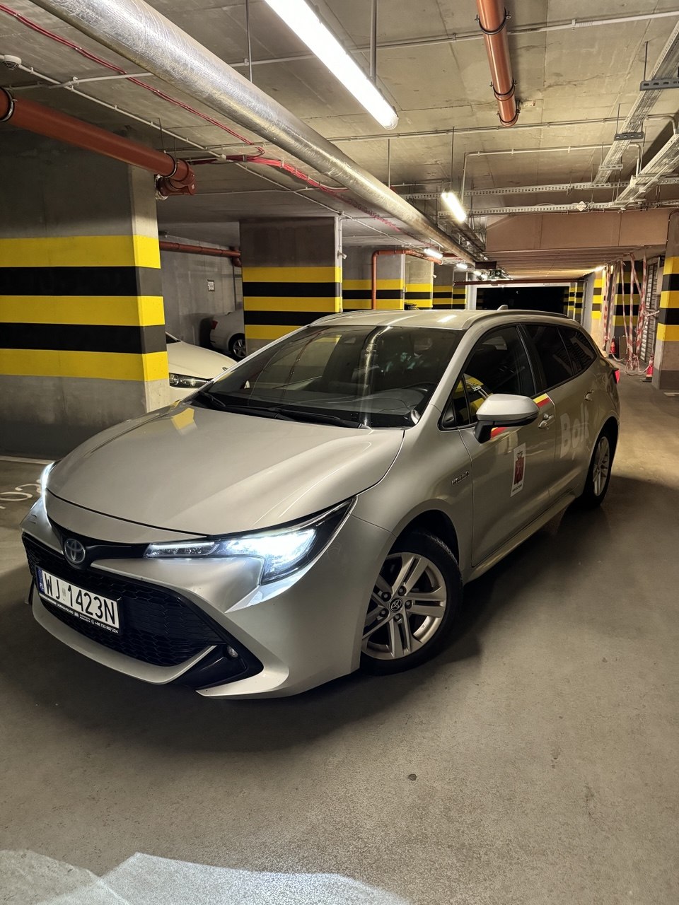 Toyota Corolla в паркинге